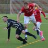 Bergrheinfelds Tim Rudloff (Mitte) stoppt in dieser Szene Lorenz Schäder (links) vom FC Sand.