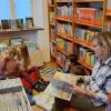Anschi Hohmann vom Büchereiteam liest den Kindergartenkinder vor.