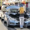 Ferienjob: Eine Arbeiterin des Stuttgarter Automobilherstellers Mercedes-Benz im Daimler Konzern macht 2011 im Werk Sindelfingen (nahe Stuttgart) an einem Mercedes E-Klasse die Endkontrolle. Rund 1700 Ferienarbeiter werden im Großraum Stuttgart für die Sommerferien gesucht.