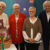 Buchautor Paul Maar (von links), die Leiterinnen des Seniorenkreises Brigitte Hymon und Monika Hahn, sowie Gitarrist Wolfgang Stute feierten den 50. Geburtstag des Seniorenkreises.