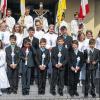 (gs)   Die Erstkommunionfeier stand nicht unter einem bestimmten Thema. Dass die Kinder zum ersten Mal den Tisch des Herrn besuchten, sei Thema genug, so Kaplan Thomas Menzel. Er ermutigte, sich immer wieder von Jesus berühren zu lassen und an ihn zu glauben: „Ihr seid die Generation der Zukunft. Wenn ihr auch nur einen Funken des Heiligen Geistes ausstrahlt, könnt ihr damit ein echtes Feuerwerk des Glaubens entzünden.“ Die Erstkommunikanten waren: Maxima Albert, Björn Bezold, Luca Ehrenberg, Simon Feser, David Glöckner, Marie Lindenau, Leonie Manger, Chiara Mathes, David Metz, Jonas Preißner, Lena Reinisch, Nick Rößer, Florian Saam, Tim Sauer, Alexander Schmitt, Eva Schmitt, Lara Schmitt, Lilli Schönhöfer, Doreen Schwab und Tim Wiesler.