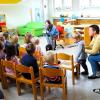 Landrätin Sabine Sitter umringt von den Kindergartenkindern und ihren Betreuerinnen beim Bundesweiten Vorlesetag 2023.