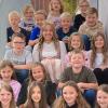 Die Klasse 4 der Grundschule Willanzheim mit Weinprinzessin Marie Merbecks aus Seinsheim