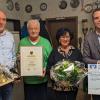 Zum Jubiläum 100 Jahre Kaninchenzuchtverein gratulierten Bürgermeister Oliver Schulze (rechts) und dritter Bürgermeister Jürgen Bandorf (links) dem Vereinsvorsitzenden Kurt Winkler mit Lebensgefährtin Gertrud Doberstein (Mitte).