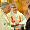 Diözesan-Caritasvorsitzender Domkapitular Clemens Bieber (links) ehrt Martina Kerler, die Vorsitzende des Caritasvereins Unterspiesheim e.V., für ihre 30-jährige engagierte Tätigkeit in diesem Amt, mit dem Goldenen Caritaskreuz, mit ihr freut sich Pfarrer Thomas Amrehn. 