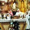Die Kinder, ein wichtiger Teil der Gemeinde, gestalten den Gottesdienst mit. Sie umringen den Altar, während Diakon Günter Schöneich das Evangelium verkündet. Die Kinder, ein wichtiger Teil der Gemeinde, gestalten den Gottesdienst mit. Sie umringen den Altar, während Diakon Günter Schöneich das Evangelium verkündet.