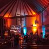 Das Bild zeigt die durch Kerzen und Lichttechnik geschaffene Stimmung in der St. Martin Kirche.  