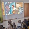 Heidi Kiesel, Mitglied im Büchereiteam, zeigt die Bilder und liest die Geschichte vor. Gewährt Wanja dem Bären Schutz vor der Kälte? Diese Frage hält die Kinder beim Bilderbuchkino in Spannung. Heidi Kiesel, Mitglied im Büchereiteam, zeigt die Bilder und liest die Geschichte vor. Gewährt Wanja dem Bären Schutz vor der Kälte? Diese Frage hält die Kinder beim Bilderbuchkino in Spannung.