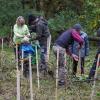 Viele Familien beteiligten sich an der Baumpflanzaktion der Firma Holzvogel mit großer Begeisterung.