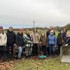Die Gruppe der fleißigen Helfer beim Anlegen der Totholzhecke.
