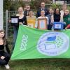 Schülerinnen und Schüler der letztjährigen Klasse 9c und Mitglieder des LSH-Umwelt-Teams (von links) Sebastian Michl, Schulleiter Achim Höfle, Dr. Ulrike Sandmeyer-Haus, Koordinatorin für die Umweltschule am LSH und Jan Philipp Dederichs.