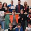 Im Bild zu sehen sind Konrektorin Sandra Boy, Bürgermeister Manuel Kneuer, Rektorin Andrea Orth, Lehrerin Ramona Bartenstein, Lucas Hemmerich, Nick Becker, Polina Babenko, Melissa Jochum , Lennox Schmitt, Lenny Wysk , Leon Beck , Vincent Ramirez und Charleen Weigand.