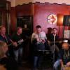 Beim Musikerstammtisch im Lohrer Café Mann bildete sich spontan eine Gruppe (von links): Georg Fath, Guido Helmling, Max Baumer, Nico Rauch und Thomas Baumeister. 