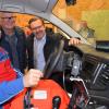 Neues Navigationssystem für die Bergwacht: Mario Anderlohr von der Bergwacht Frammersbach (links) erklärt den Bürgermeistern Stephan Amend (Partenstein) und Christian Holzemer (Frammersbach) das Funktionsprinzip des Geräts.