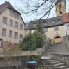 Im Zuge der Altort-Sanierung sollen auch das Frühmessnerhaus (links) und der markante Treppenaufgang besser in Szene gesetzt werden.