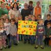 Strahlende Kindergesichter bei der Spendenübergabe: Der Kindergarten Kützberg freut sich über 3000 Euro, die der Frauenbund der Kita zur Verfügung stellt. Die Spende überbrachten Klara Laibold, die Vorsitzende, deren Stellvertreterin Ellemieke Heemskerk und Schriftführerin Helga Hartlieb.