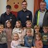 Das Foto zeigt: (hinten von links) Cornelia Herbert (Kindergartenleitung), Bernd Seyd (Orga-Leiter Hauenstein-Bergrennen), Jochen Seyd (1. Vorstand MSC Rhön), Friedolin Link (Bürgermeister Hausen) sowie Michael Prinz (stv. Orga-Leiter Hauenstein-Bergrennen) mit einem Teil der Kindergartenkinder.