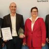Auf dem Foto von links:  Klaus Greier (BLSV-Bezirks- und Kreisvorsitzender), Matthias Müller, Alexandra Krohnen und Karl-Heinz Hübner (beide stv. BLSV-Bezirksvorsitzende).