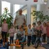 Die Kindergartenkinder freuen sich über die neuen Fahrzeuge. Mit im Bild: Norbert Werner vom Junggesellenclub Oberstreu e.V., Thomas Berger als Verteter der Trägerschaft und die Kindergartenleitung Ingrid Pohl.