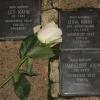 Stolpersteine vor ihren einstigen Wohnstätten bewahren die jüdischen Familien vor dem endgültigen Vergessen. Stolpersteine vor ihren einstigen Wohnstätten bewahren die jüdischen Familien vor dem endgültigen Vergessen.