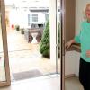 Beate Herrmann und Anett Voß-Wittek stehen an der Verbindungstür zum umbauten Innenhof. Durch diese Tür gelangten die ungebetenen Besucher zurück ins Haus, das sie schließlich durch den Haupteingang verließen.