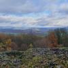 Vom steinernen Plateau des Kleinen Gleichbergs im thüringischen Grabfeld genießt der Wanderer einen herrlichen Blick in die Ferne.