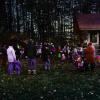 Während der Chor der Waldkinder das Lied von Sankt Martin singt, teilte ein Kind seinen Mantel mit dem Schwert und erinnerte an die Bedeutung des Teilens und des füreinander Sorgens. Während der Chor der Waldkinder das Lied von Sankt Martin singt, teilte ein Kind seinen Mantel mit dem Schwert und erinnerte an die Bedeutung des Teilens und des füreinander Sorgens.