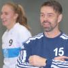 Freude bei Trainer Uli Lauck (vorne) und Spielerin Svenja Schröder: Der TV Segnitz hat am Auswärtsspieltag in Görlitz zwei weitere Spiele in der Faustball-Bundesliga gewonnen.