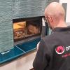 Nachdem die Novelle des Gebäudeenergiegesetzes in trockenen Tüchern steckt und Klarheit herrscht, erhält die Ofenbranche wieder verstärkt Anfragen. Das Bild zeigt Ofenbauer Steffen Floth bei der Installation eines Ofens.