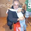 Milan Stepanovic, der Leiter der Caritas in Ivankovo, übergibt einem Jungen Süßigkeiten und wird dafür vor Freude umarmt. Milan Stepanovic, der Leiter der Caritas in Ivankovo, übergibt einem Jungen Süßigkeiten und wird dafür vor Freude umarmt.