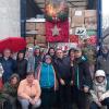 Das Bild zeigt die Entladehelfer in Ivankovo bei Ankunft des Sattelschleppers im Dezember 2022. Die Freude war groß, als der Auflieger geöffnet wurde und die fast 2000 Geschenkpakete zum Vorschein kamen.