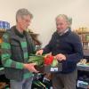 Armin Berninger (links) und Stefan Wagener bereiten eine Bestellung einer Kundin vor. Das gehört im Naturkostladen zum Service. Und den wird es auch nach der Neueröffnung geben.
