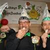 Mit Volldampf unterwegs sind die Faschingsfreunde Greußenheim vertreten durch Vorsitzenden Bernd "Schins" Kleinschnitz (Mitte) sowie dem Präsi-Duo Dominik Kriener (links) und Johannes Lannig (rechts) in der neuen Session, in die sie mit einem bajuwarischen Gourmet-Frühstück bei mediterranen Weißwürsten mit sizilianischem Einschlag starteten.