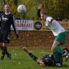 Im letzten Moment kann Konstantin Heuß (liegend) von der SG Mellrichstadt/Frickenhausen gegen den einschussbereiten Moritz Weiß vom FC Fladungen retten, der in der zweiten Halbzeit dann das vorentscheidende 2:0 für Fladungen markierte. Patrick Stahl (links) beobachtet die Situation.