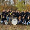 Seit einem Jahr spielen die Musikanten vom Musikverein Greußenheim und den Aalbachtaler Musikanten in der Formation "Aalbachtaler Franken" zusammen. Als Geburtstagsgeschenk haben sie eine Esskastanie am Tanzbaumwäldchen gepflanzt.