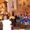 Die Kinder von Komm-In gestalten die Wort-Gottes-Feier, in der an den Heiligen Martin erinnert wird mit. Die Gottesdienstbeauftragte Elke Dressel leitete den Gottesdienst, Rudi Friedl (links) unterstützte den Gesang der Kinder und Erwachsenen mit seiner Gitarre.
