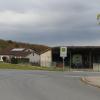 Eine Bushaltestelle im Freien: den Kindern fehlt am Angersberg ein Unterstand. Eine Bushaltestelle im Freien: den Kindern fehlt am Angersberg ein Unterstand.