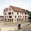 Der erste Preis beim Architektenwettbewerb ging an das Münchner Büro Benkert Schäfer Architekten. Dieser Entwurf passt sich sehr gut an die Bebauung auf dem Marktplatz an.