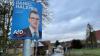 Einen Monat nach der Landtagswahl hängen vereinzelt immer noch Wahlplakate: Am Mittwochmorgen hingen in Junkershausen noch immer zwei AfD-Plakate, in Hollstadt ein SPD-Plakat. Inzwischen dürften sie entfernt sein.