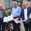 Über die Übergabe des Förderbescheid durch Landrat Thomas Eberth (rechts) für den geplanten Bau der Caritas Tagespflege in Sonderhofen freuen sich (links) Ludwig Mühleck und Bürgermeister Heribert Neckermann.