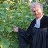 Oberkirchenrat i. R. Gotthart Preiser aus Haßfurt ist am Mittwochabend verstorben. Das Foto zeigt ihn im Jahr 2019, als er 60 Jahre Ordination feierte, in seinem Garten. (Archivbild)