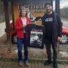 Das Foto zeigt Tierheimleiterin Angela Draband und Johannes Großpietsch mit einem T-Shirt der Band.