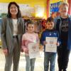 Mit den beiden Gewinnern freuen sich Schulleiterin Andrea Riedmann und die Klassenleiterin Eva Preißinger.