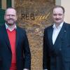 Gesellschafter und Eigentümer Gunther Wobser (links) zusammen mit dem neuen Rebgut-Geschäftsführer Peter Gummersbach, der auf Andreas Nutt folgt. 
