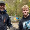 Axel Demmel, Farmleiter (links)  begrüßt den neuen Bufdi Aaron Köchel.