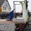 Auf den Motivwagen waren besondere Ereignisse des Dorfgeschehens dargestellt, wie ein missglückter Klempner-Einsatz. Auf den Motivwagen waren besondere Ereignisse des Dorfgeschehens dargestellt, wie ein missglückter Klempner-Einsatz.
