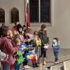 Mit Laternen und Lichtern verabschiedeten Kinder der Pfarreiengemeinschaft Westliches Grabfeld Pfarrvikar Benjamin Pereira im Gottesdienst in Großeibstadt.