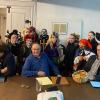 (Un)erwarteten Besuch gab es bei der Marktgemeinderatssitzung im Rathaus in Remlingen. Hexen, Zauberer, Piraten und Zombies stürmten die Sitzung und forderten "Süßes, sonst gibt es Saures."