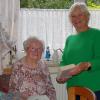 Mit 97 Jahren ist Gunda Götz (links) die älteste und treuste Leserin der Katholischen Öffentlichen Bücherei in Dipbach. Regelmäßig bringt ihr Büchereileiterin Gertrud Zipf ein paar Bücher zum Lesen vorbei. Das ist ein besonderer Service. Neben dem Lesen hat Gunda Götz das Stricken von Socken als weiteres Hobby. Mit 97 Jahren ist Gunda Götz (links) die älteste und treuste Leserin der Katholischen Öffentlichen Bücherei in Dipbach. Regelmäßig bringt ihr Büchereileiterin Gertrud Zipf ein paar Bücher zum Lesen vorbei. Das ist ein besonderer Service. Neben dem Lesen hat Gunda Götz das Stricken von Socken als weiteres Hobby.
