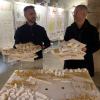 Moritz Salzmann von der Arge Asap (links) und Gunther  Laux von Laux Architekten zeigen ihre beiden Modelle für das Treibhaus-Areal. Die beiden Büros haben gemeinsam den ersten Preis beim städtebaulichen Wettbewerb gewonnen.